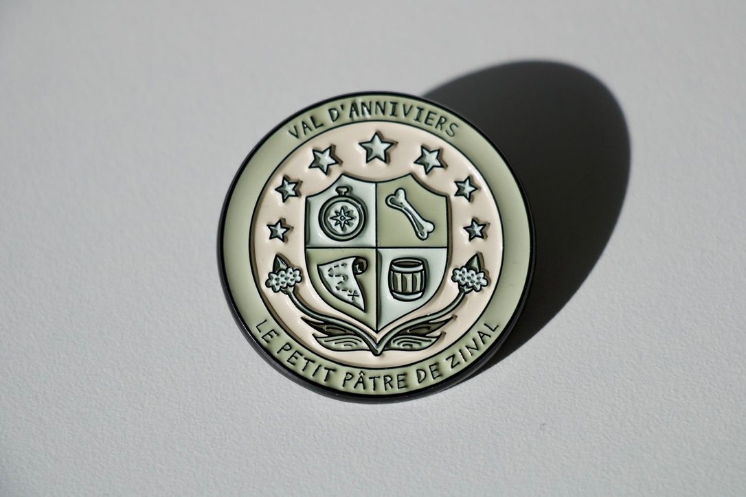 badge-metal-val-d-anniviers-petit-patre-zinal Badge en métal émaillé personnalisé « Le Petit Pâtre de Zinal », Val d'Anniviers