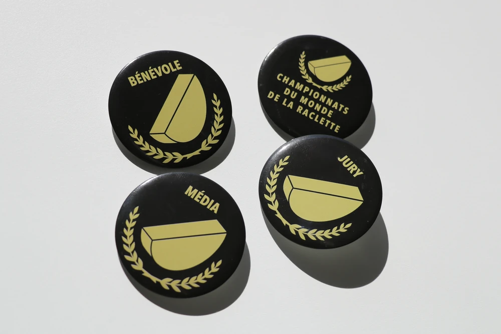 badges-championnats-monde-raclette Badges personnalisés Championnats du monde de la raclette : bénévole, média, jury