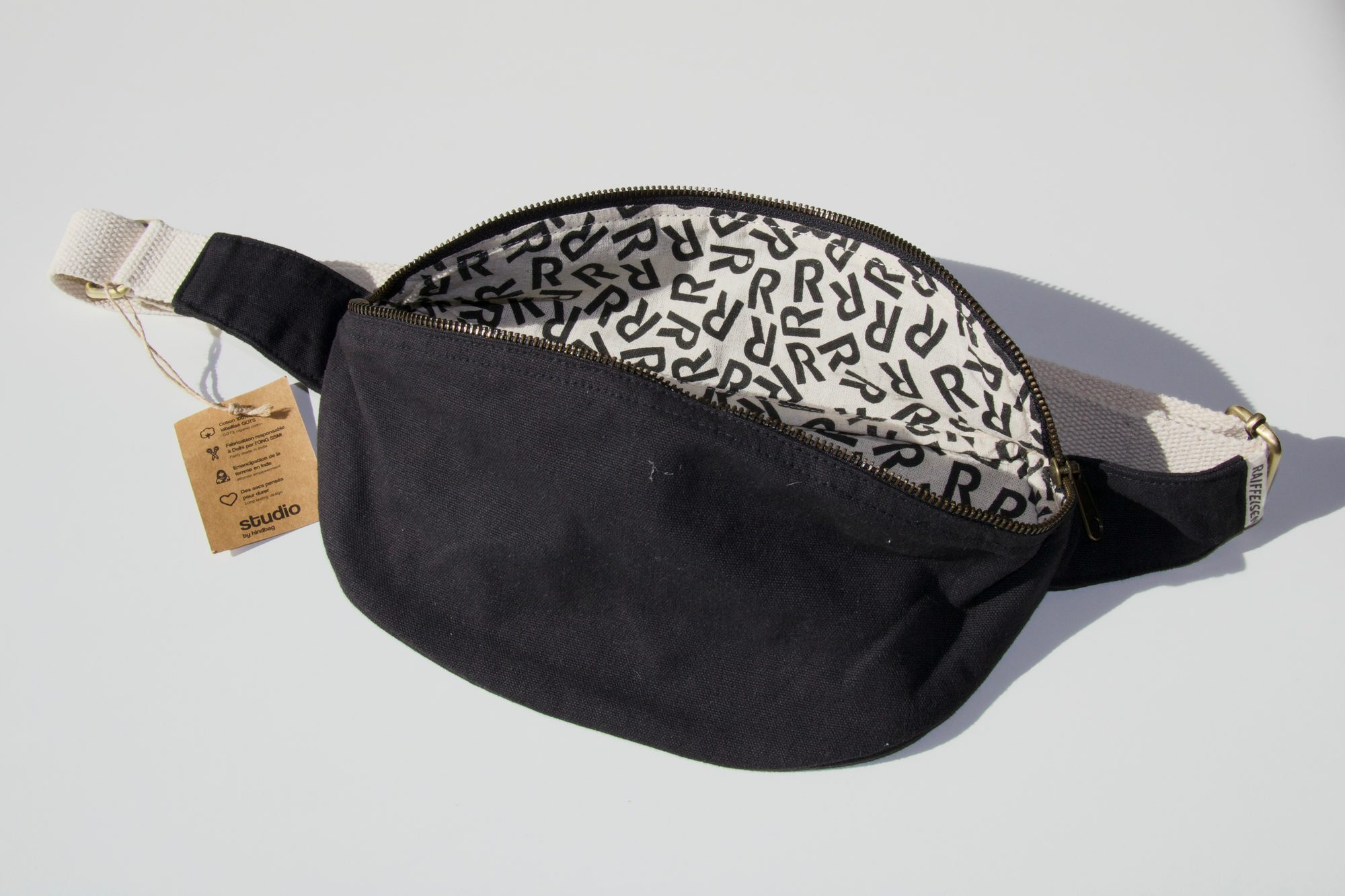 banane-noire-doublure-raiffeisen Sac banane noir en coton avec doublure imprimée aux couleurs de Raiffeisen