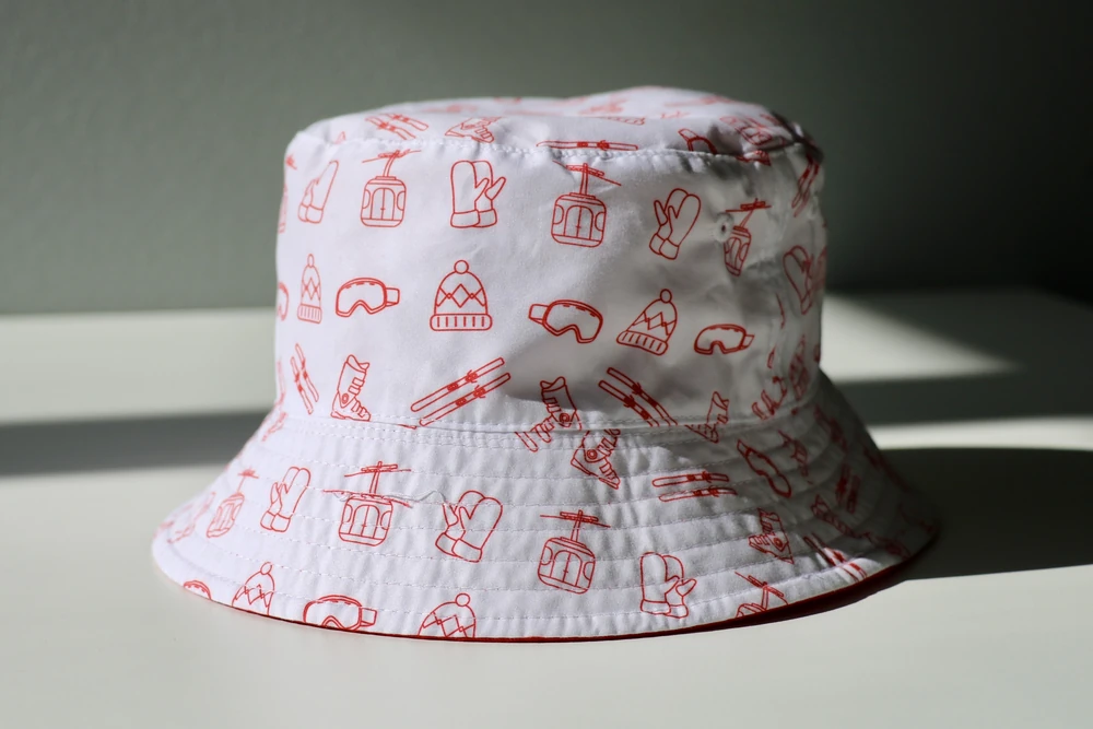 bob-blanc-imprime-motifs-ski Bob blanc à imprimé personnalisé de motifs ski et télécabine