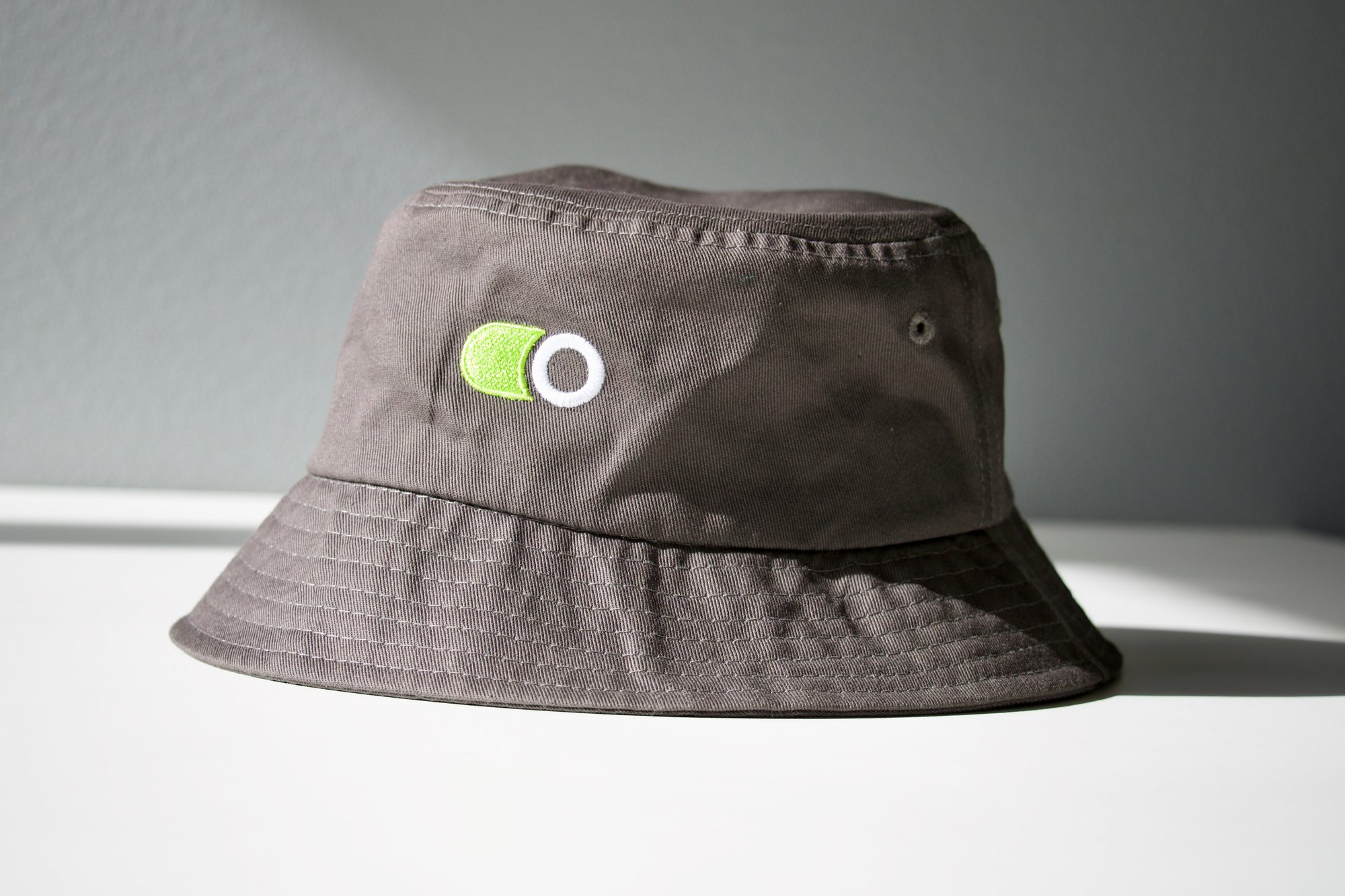 bob-gris-brode-logo Bob en coton gris avec logo brodé vert et blanc Oiken