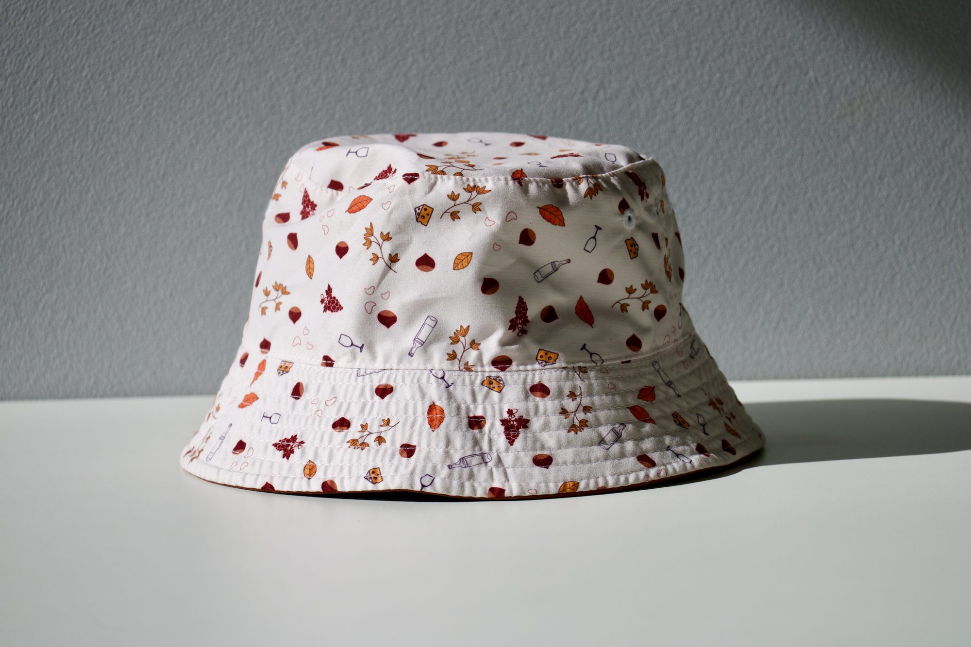 bob-imprime-motif-chataigne Bob entièrement imprimé avec un motif de châtaignes, feuilles et verres de vin