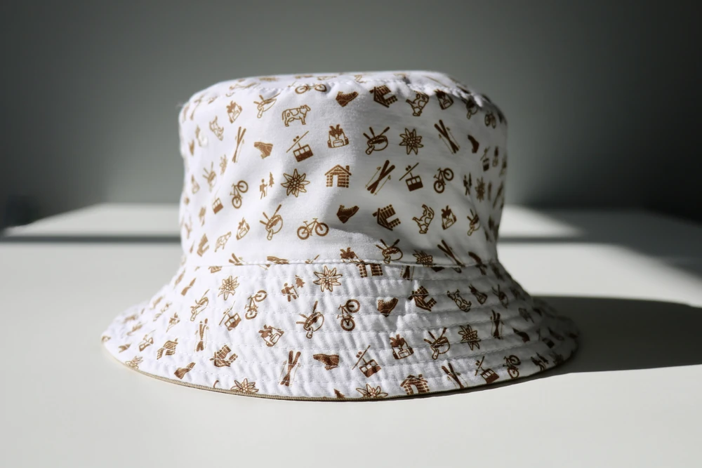 bob-imprime-motifs-alpins-villars Bob blanc à imprimé personnalisé de motifs alpins Villars