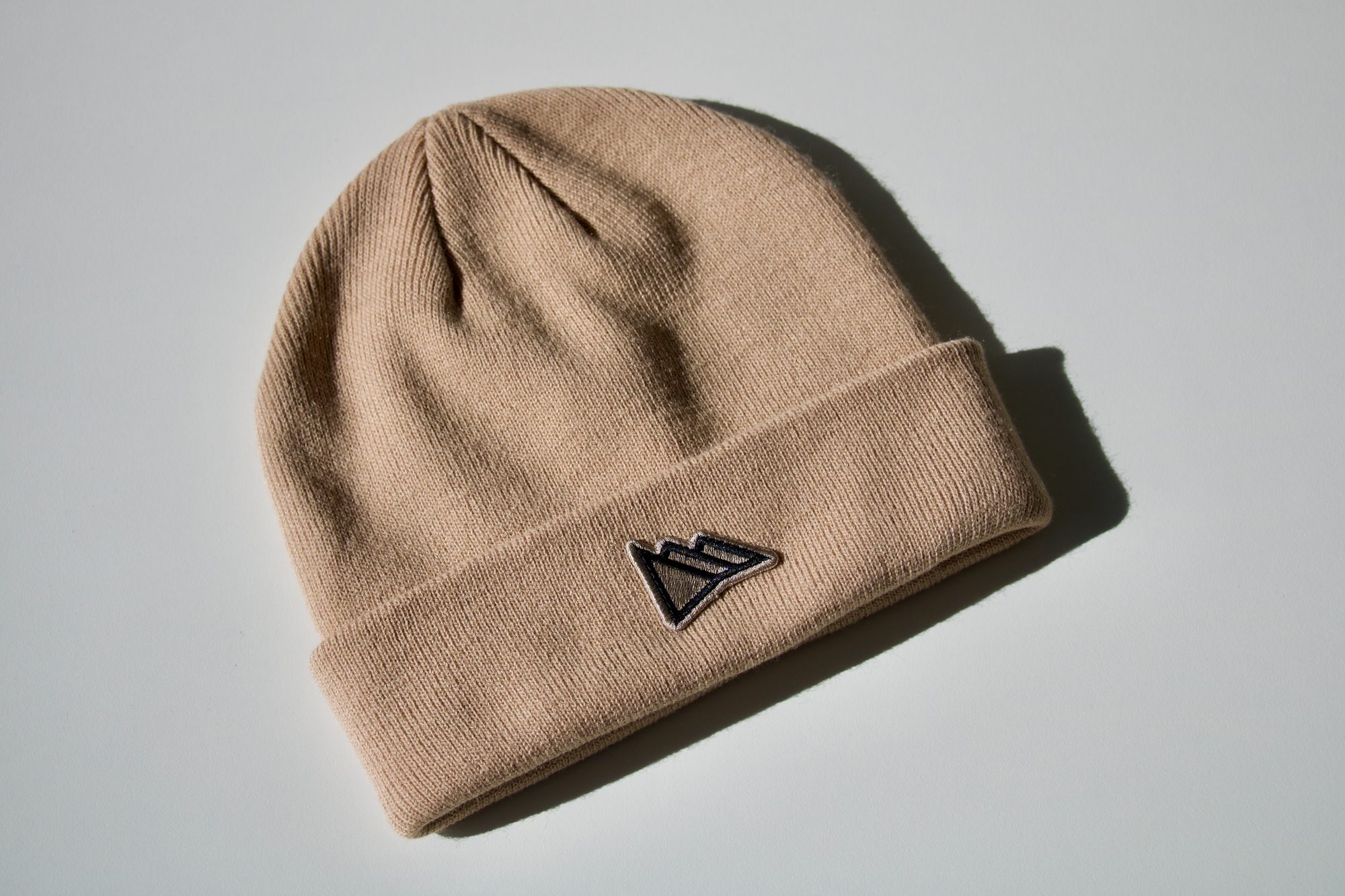 bonnet-beige-ecusson-brode-rddm Bonnet en maille beige avec écusson brodé en forme de montagne Région Dents du Midi