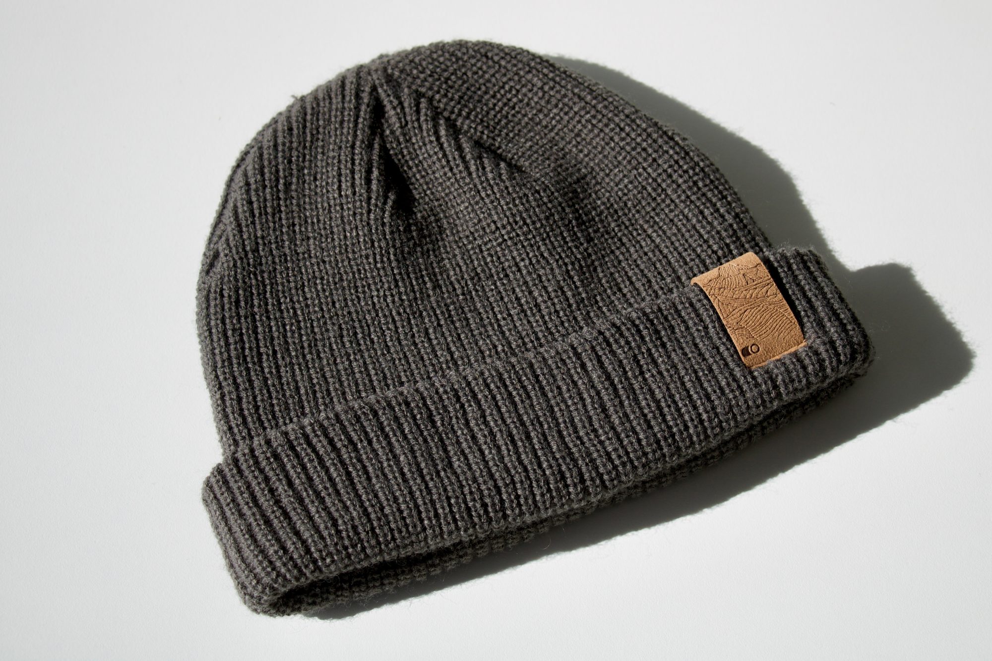 bonnet-gris-etiquette-cuir Bonnet en maille gris anthracite personnalisé avec étiquette en cuir Oiken