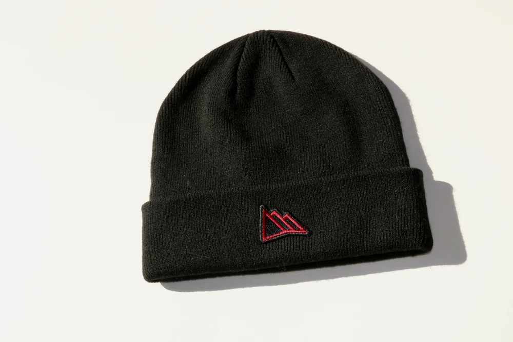 Bonnet noir brodé du logo Région Dents du Midi en rouge