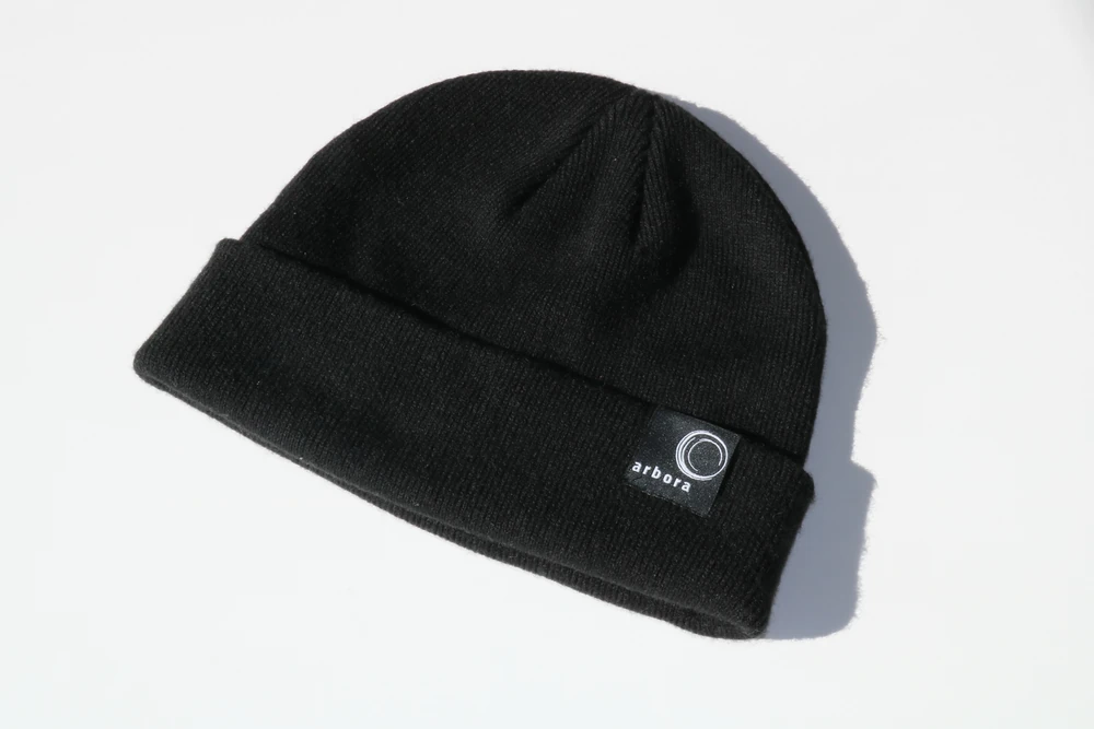 bonnet-noir-etiquette-arbora Bonnet noir avec étiquette tissée personnalisée arbora