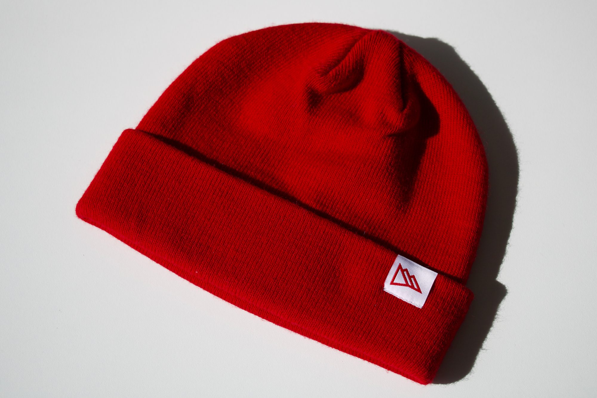 bonnet-rouge-etiquette-tissee-rddm Bonnet rouge à revers avec étiquette tissée personnalisée Région Dents du Midi