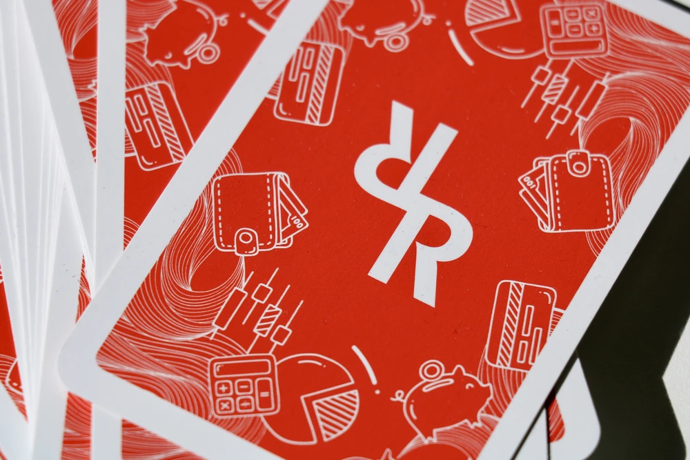 cartes-de-jass-raiffeisen-detail-dos Jeu de cartes de jass personnalisé Raiffeisen, dos rouge illustré