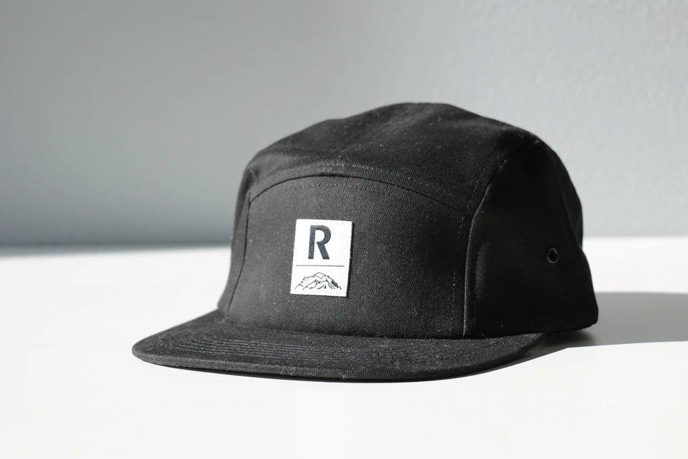 casquette-5-panel-noire-raiffeisen Casquette 5 panels noire personnalisée Raiffeisen avec étiquette tissée