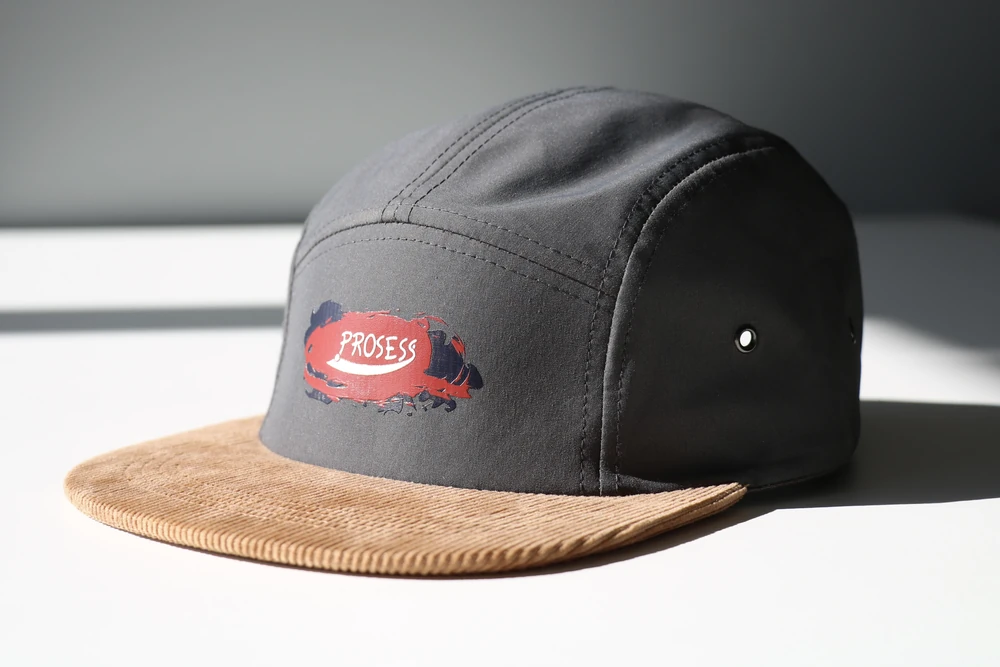 casquette-5-panel-velours-prosess Casquette 5 panels grise à visière en velours personnalisée Prosess