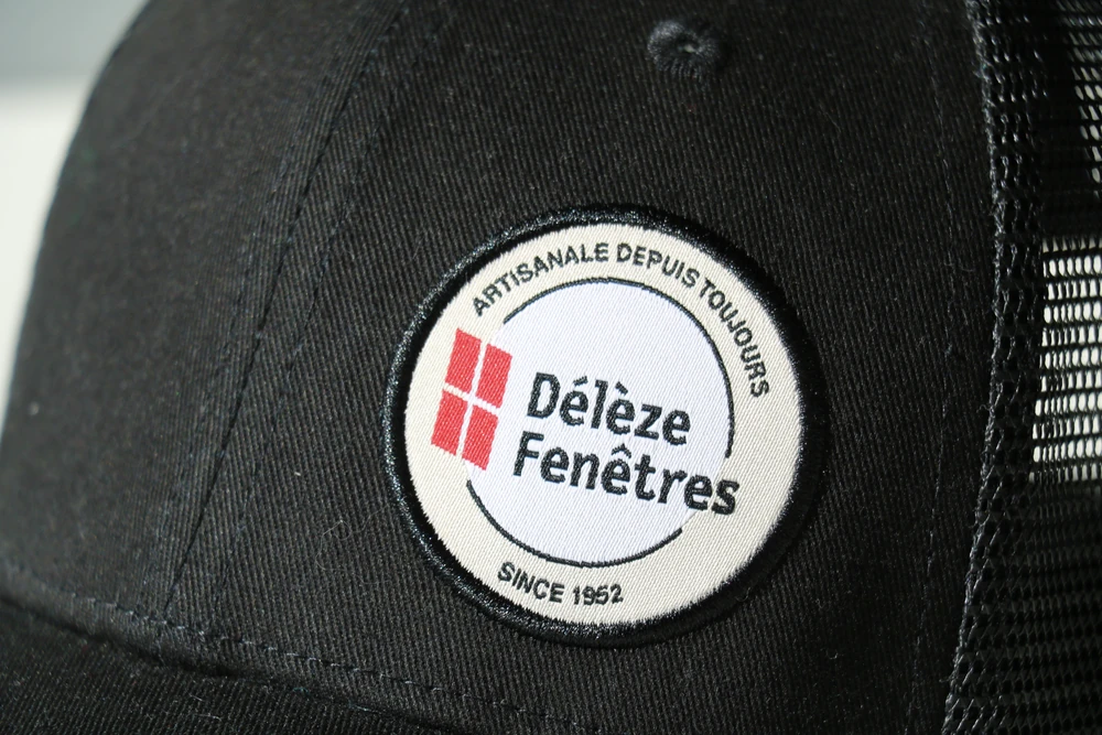 casquette-patch-tisse-deleze-fenetres Patch tissé Délèze Fenêtres sur casquette trucker noire
