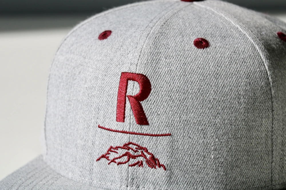 casquette-snapback-grise-brodee-raiffeisen Casquette snapback grise brodée du logo Raiffeisen et de la Montagne Grand combin