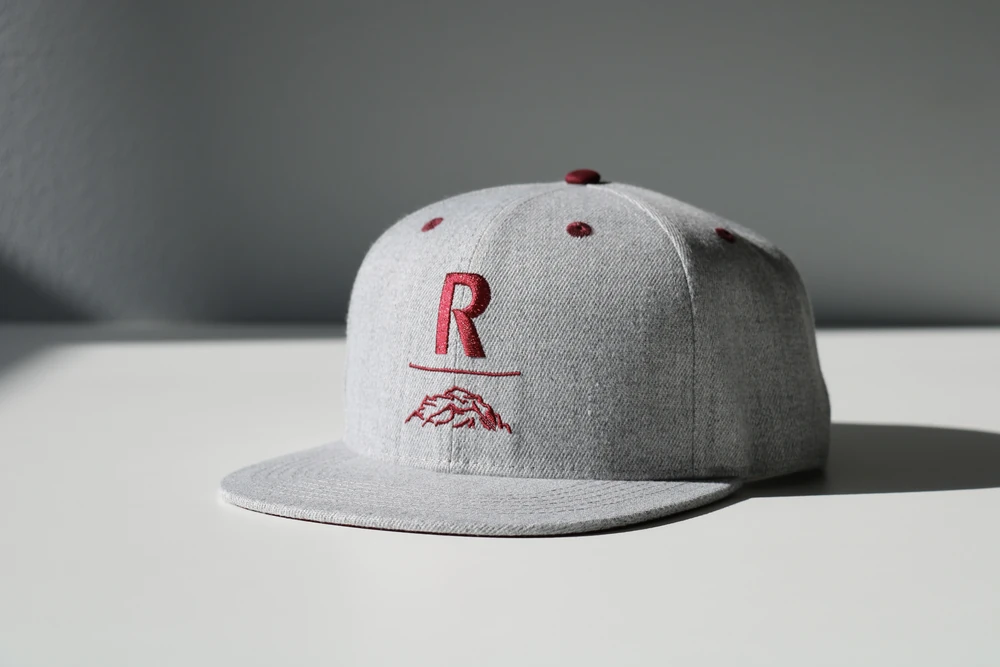 casquette-snapback-grise-raiffeisen Casquette snapback grise brodée du logo Raiffeisen
