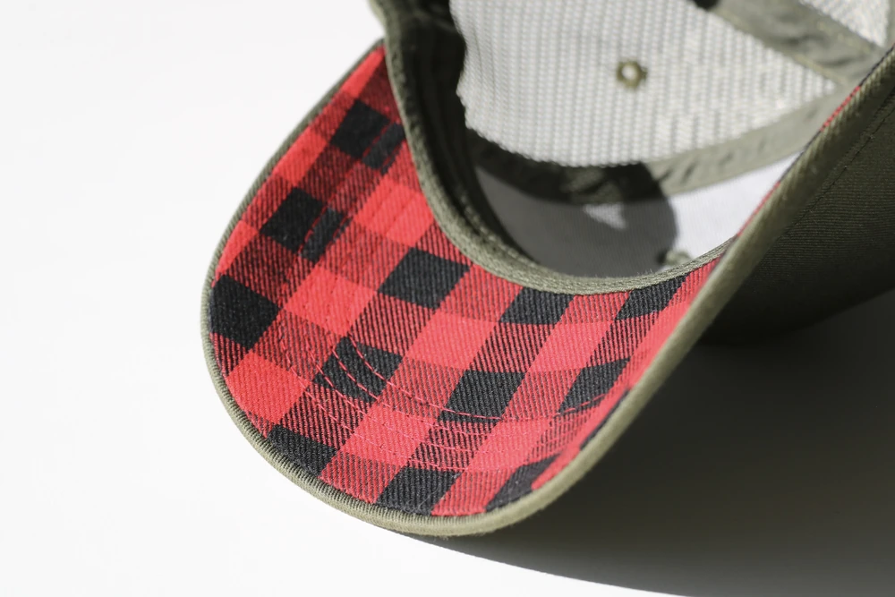 casquette-sous-visiere-carreaux-rouges Sous-visière à carreaux rouges et noirs d'une casquette personnalisée