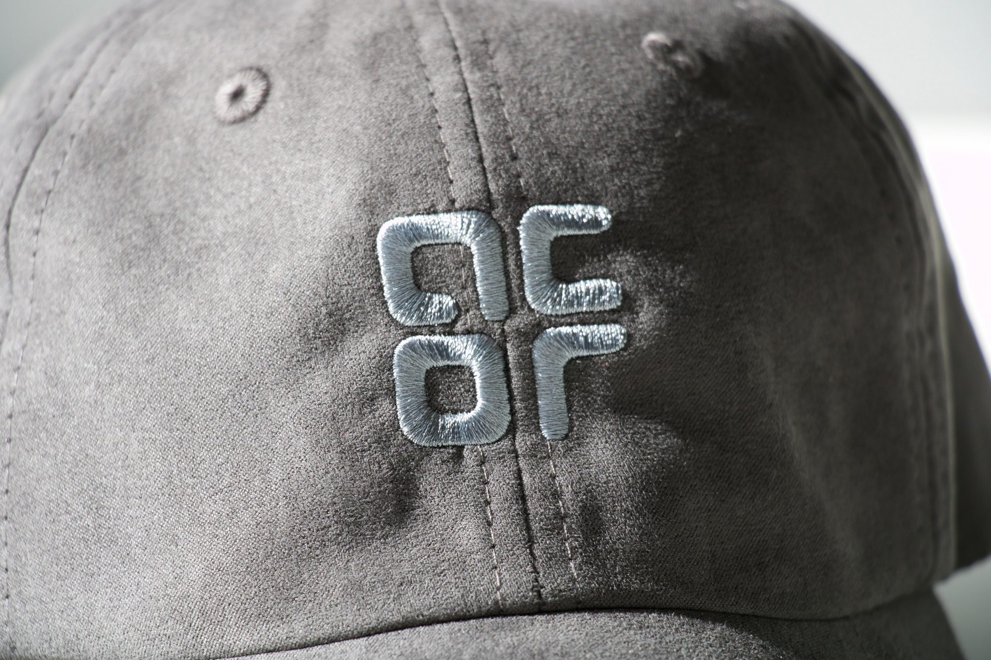 casquette-suedine-brodee-detail Détail de la broderie 3D sur une casquette en suede