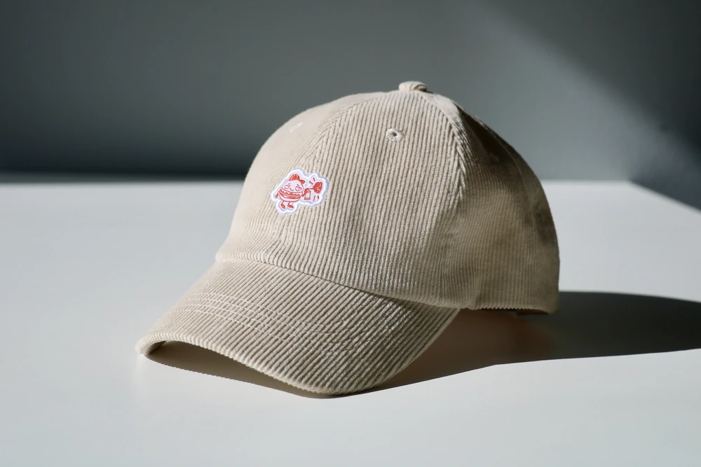 casquette-velours-beige-brodee-hugo-reitzel Casquette en velours côtelé beige brodée personnalisée Hugo Reitzel