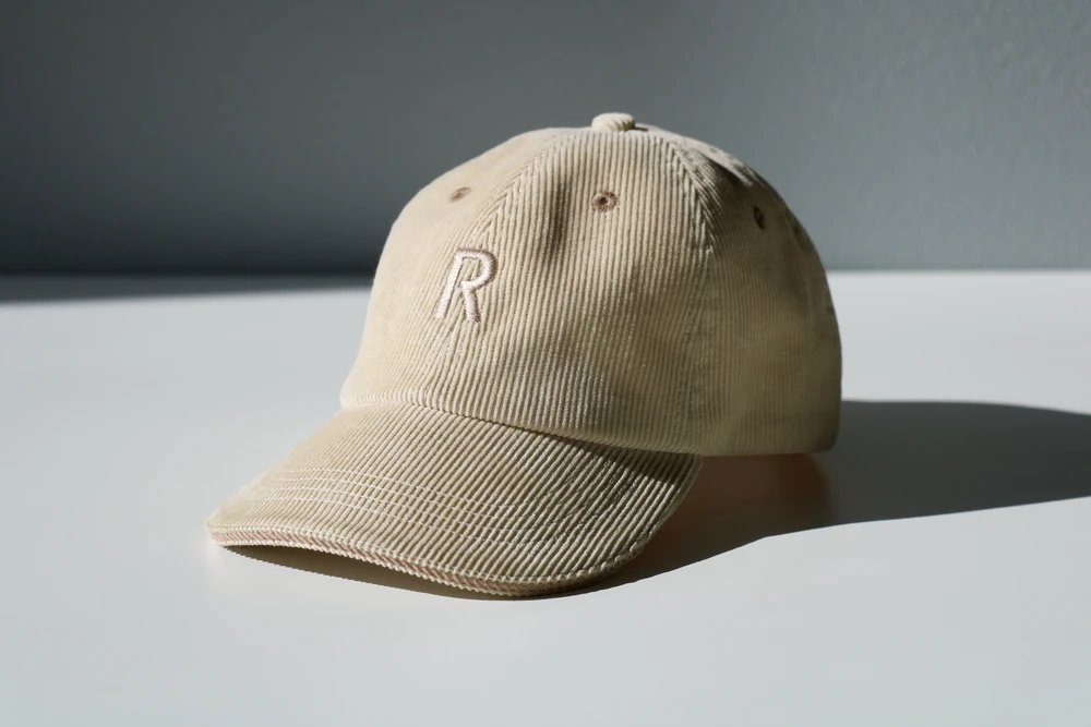 casquette-velours-beige-brodee-raiffeisen Casquette en velours côtelé beige brodée d'un R Raiffeisen ton sur ton