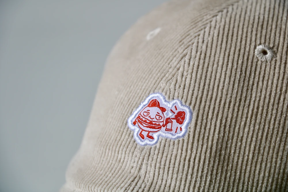 casquette-velours-hugo-reitzel-detail-broderie Casquette en velours côtelé beige brodée personnalisée Hugo Reitzel