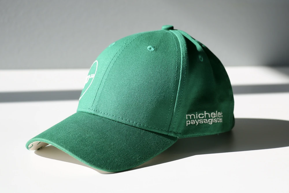 casquette-verte-brodee-michelet-paysagiste Casquette enfant verte brodée personnalisée avec le dessous de la visière imprimée Michelet Paysagiste