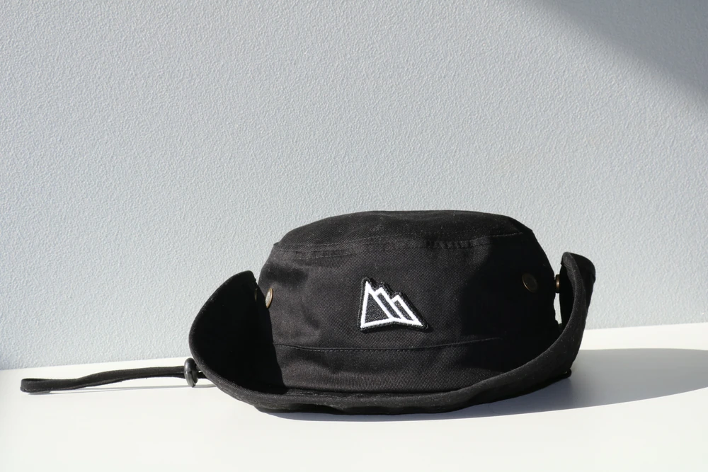 Bob noir personnalisé avec patch brodé Région Dents du Midi