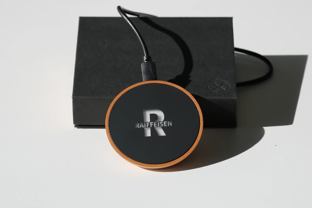 chargeur-sans-fil-personnalise-raiffeisen Chargeur à induction sans fil personnalisé avec logo Raiffeisen gravé