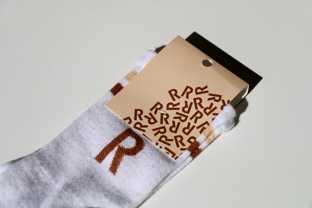 chaussettes-raiffeisen-detail-emballage Chaussettes personnalisées Raiffeisen avec carte d'emballage à motif R