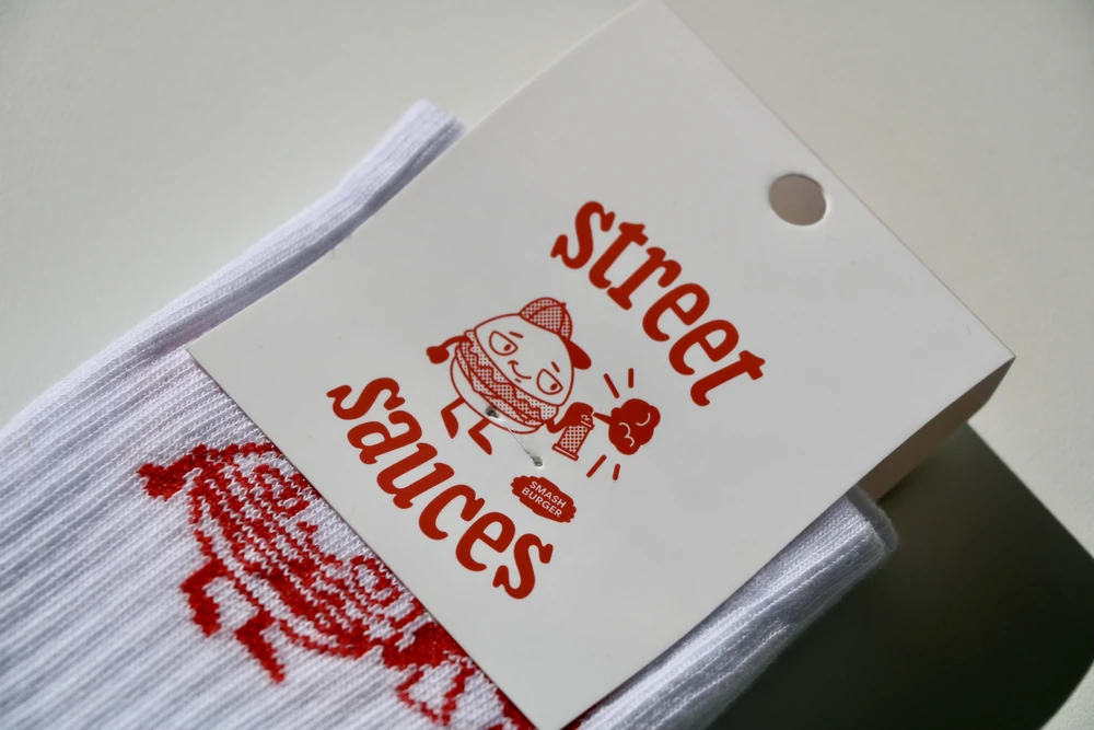 chaussettes-street-sauces-detail Chaussettes blanches personnalisées Hugo Reitzel avec carte d'emballage