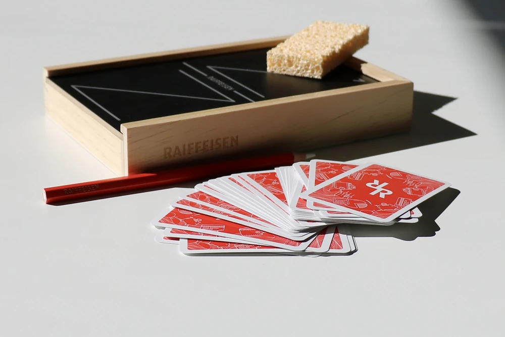 coffret-jass-raiffeisen-cartes-ardoise Coffret de jass personnalisé Raiffeisen avec ardoise, éponge, crayon et cartes