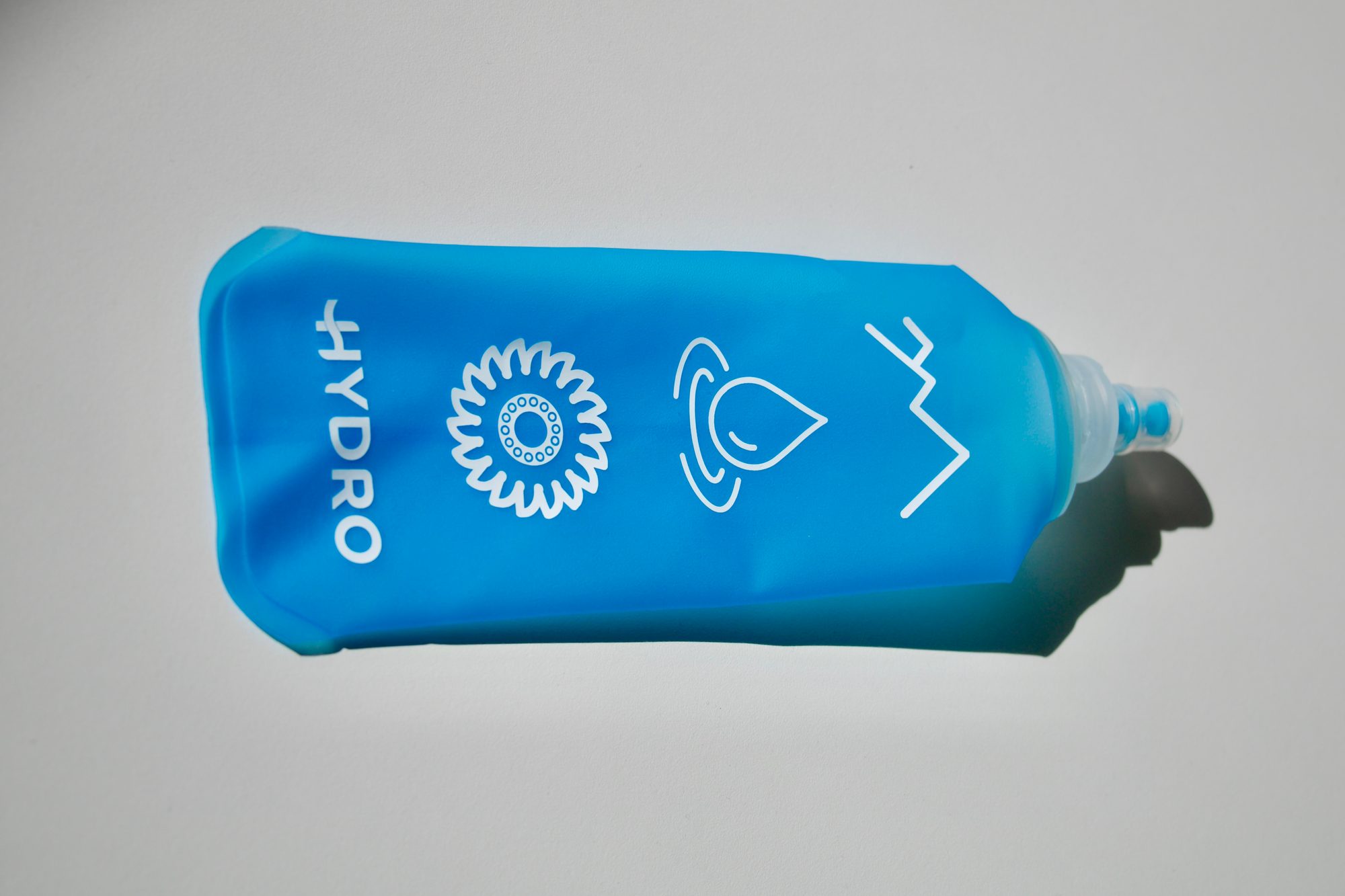 flasque-souple-bleue-hydro Flasque souple bleue pour le sport, imprimée avec logo Hydro