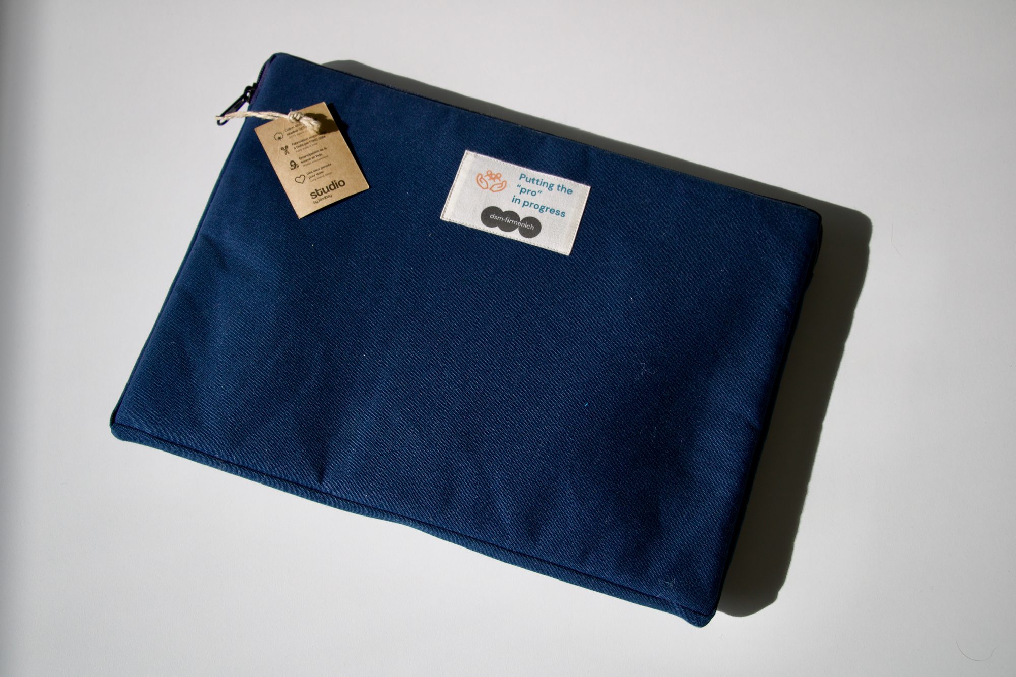 housse-ordinateur-bleue-personnalisee Housse d'ordinateur portable en toile bleu marine avec étiquette personnalisée Studio By Hindbag