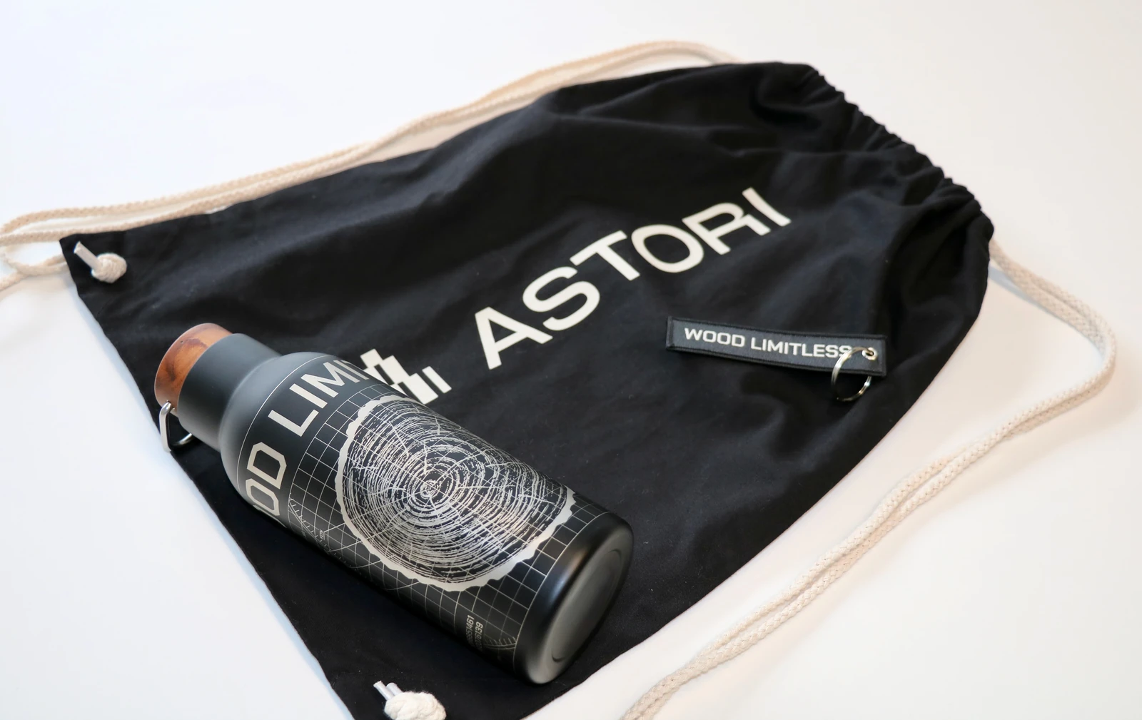 Kit cadeau personnalisé Astori : sac à cordon, gourde et porte-clés au slogan Wood Limitless