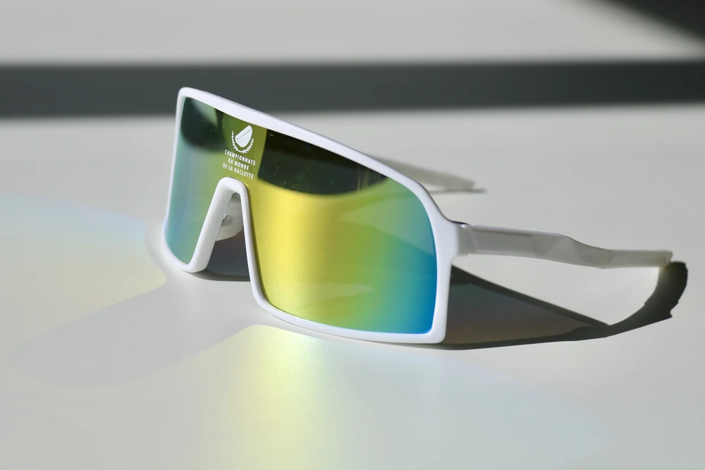 lunettes-de-soleil-sport-verres-miroir Lunettes de soleil sport blanches personnalisées à verres miroir