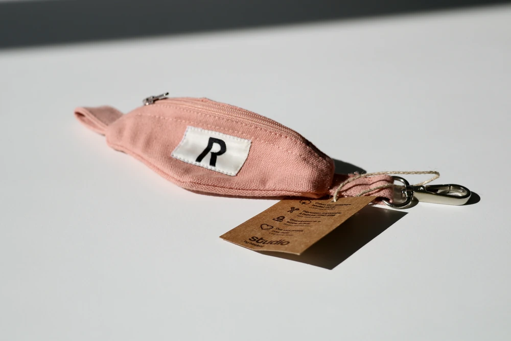 mini-sac-banane-rose-raiffeisen Mini sac banane porte-clés rose personnalisé avec étiquette R Raiffeisen
