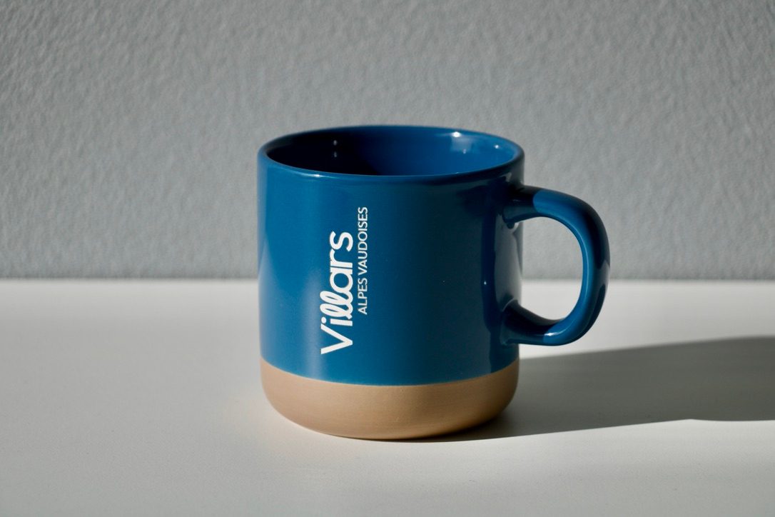 mug-ceramique-villars Mug en céramique bleu à base brute personnalisé Villars Alpes vaudoises
