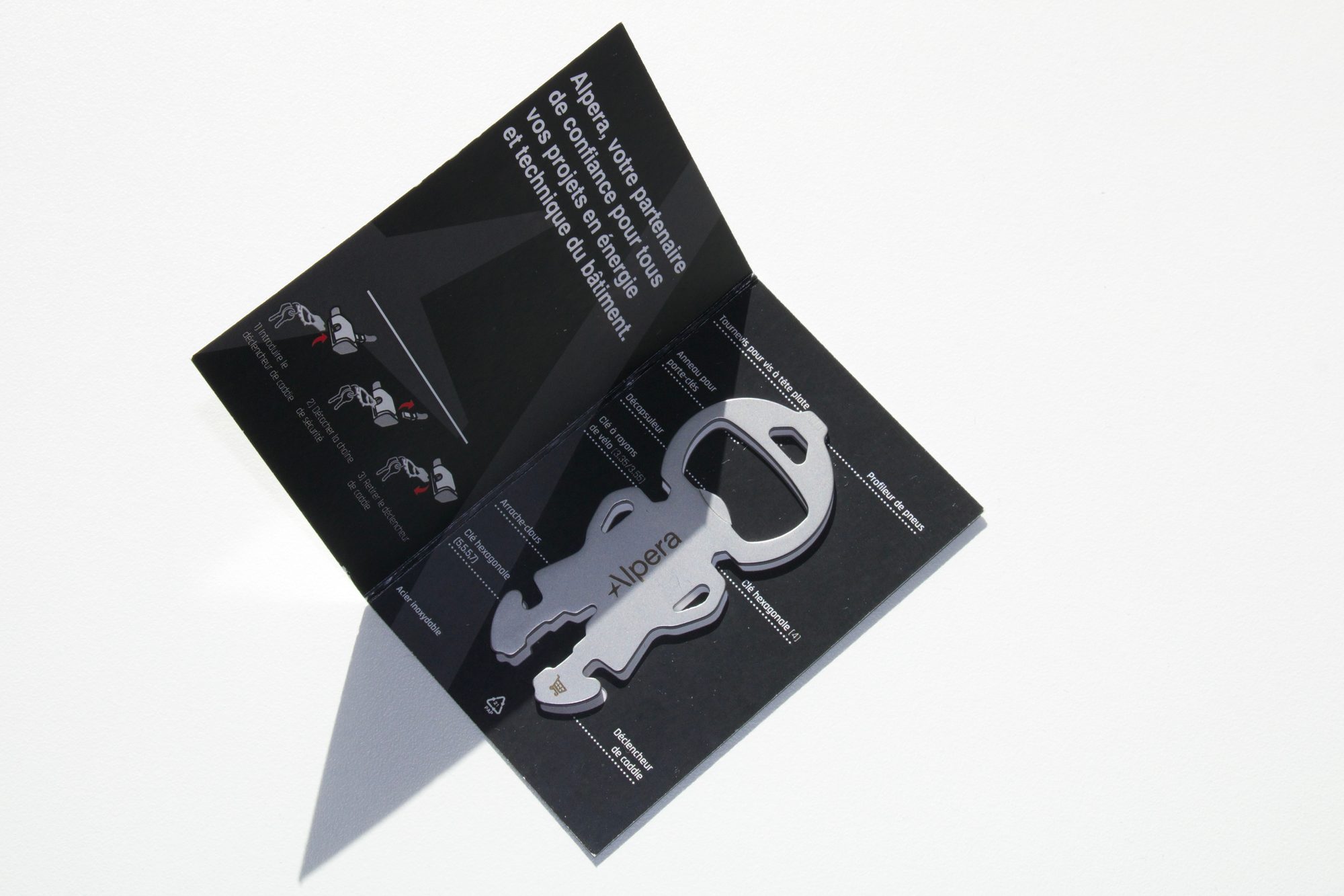 multi-outil-decapsuleur-alpera Multi-outil en métal gravé Alpera dans sa pochette personnalisée