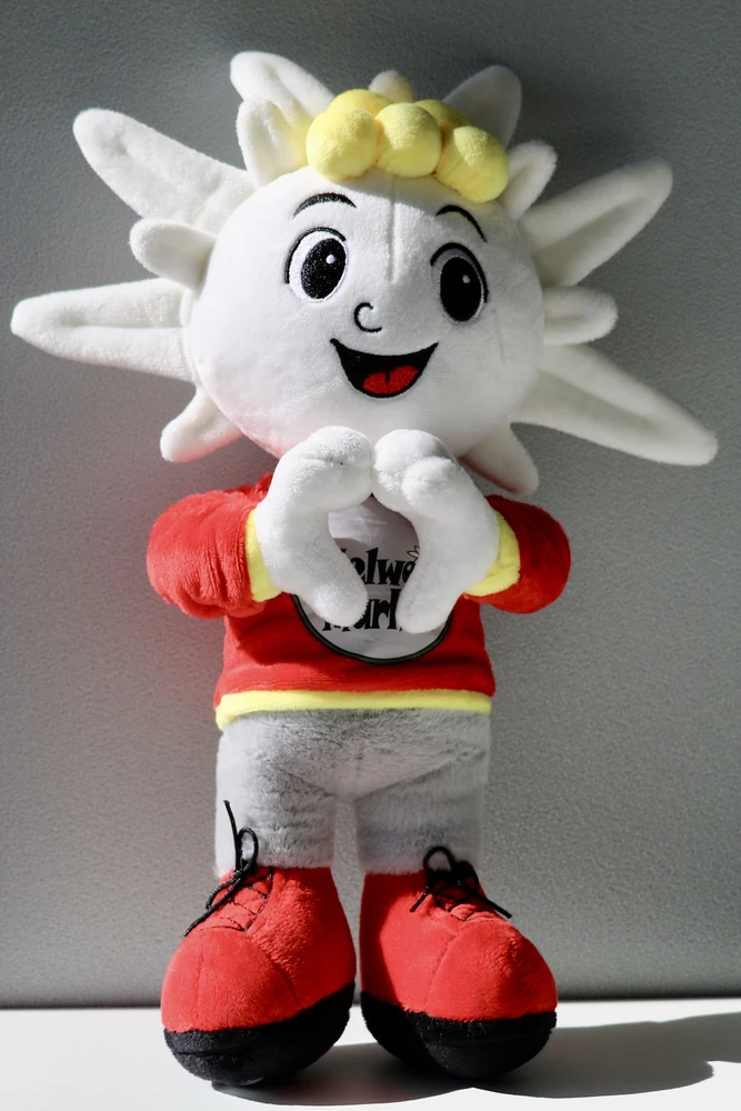peluche-alpy-edelweiss-market Peluche Alpy, mascotte personnalisée d'Edelweiss Market. peluche sur mesure selon un dessin