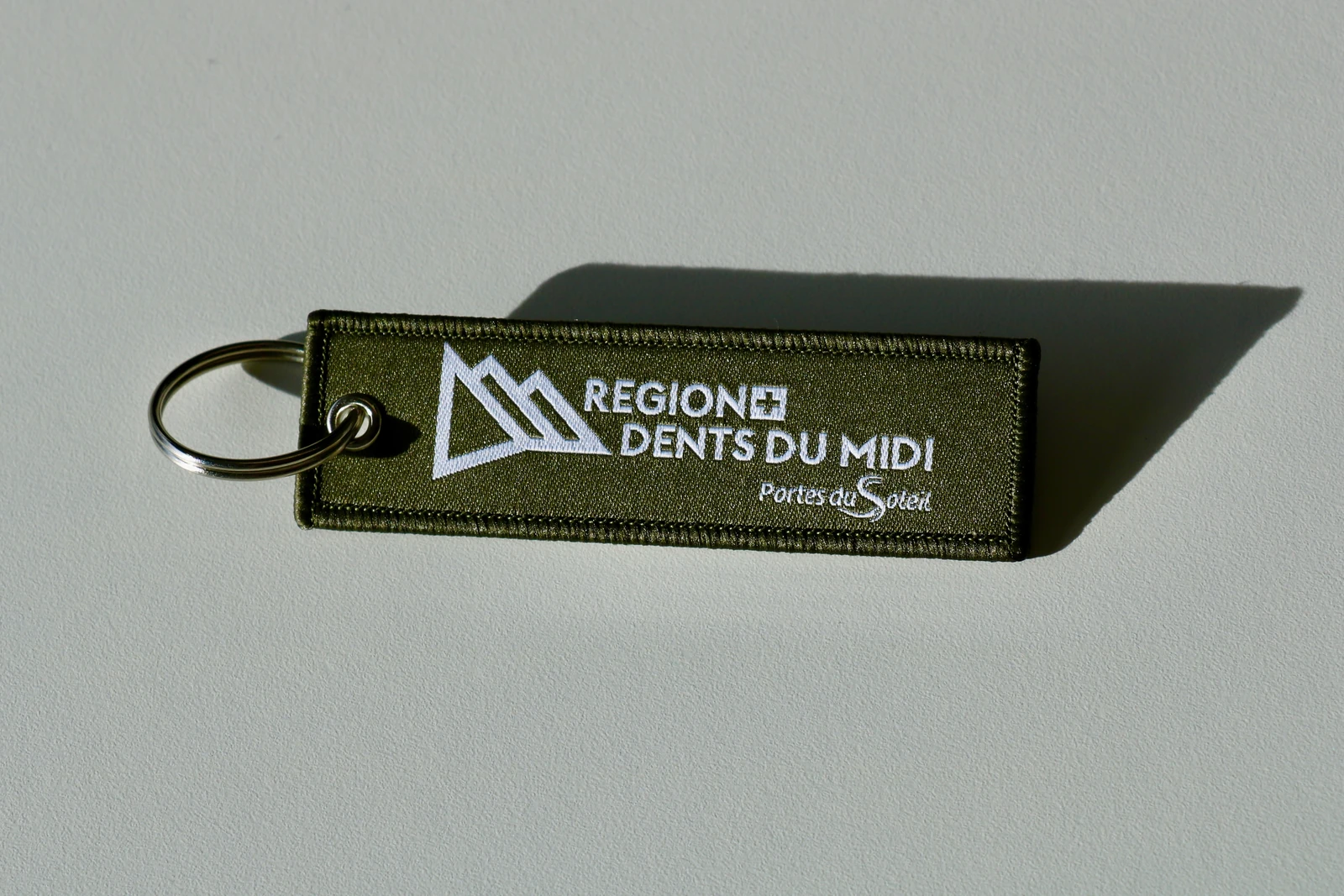 porte-cles-brode-kaki-region-dents-du-midi-texorio-martigny Porte-clés brodé kaki personnalisé Région Dents du Midi, Portes du Soleil