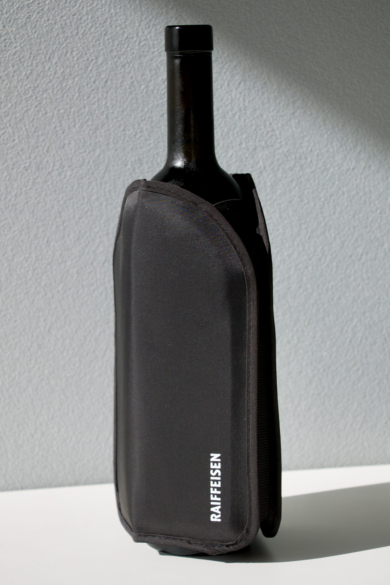 rafraichisseur-bouteille-vin-raiffeisen Rafraîchisseur de bouteille de vin noir personnalisé Raiffeisen