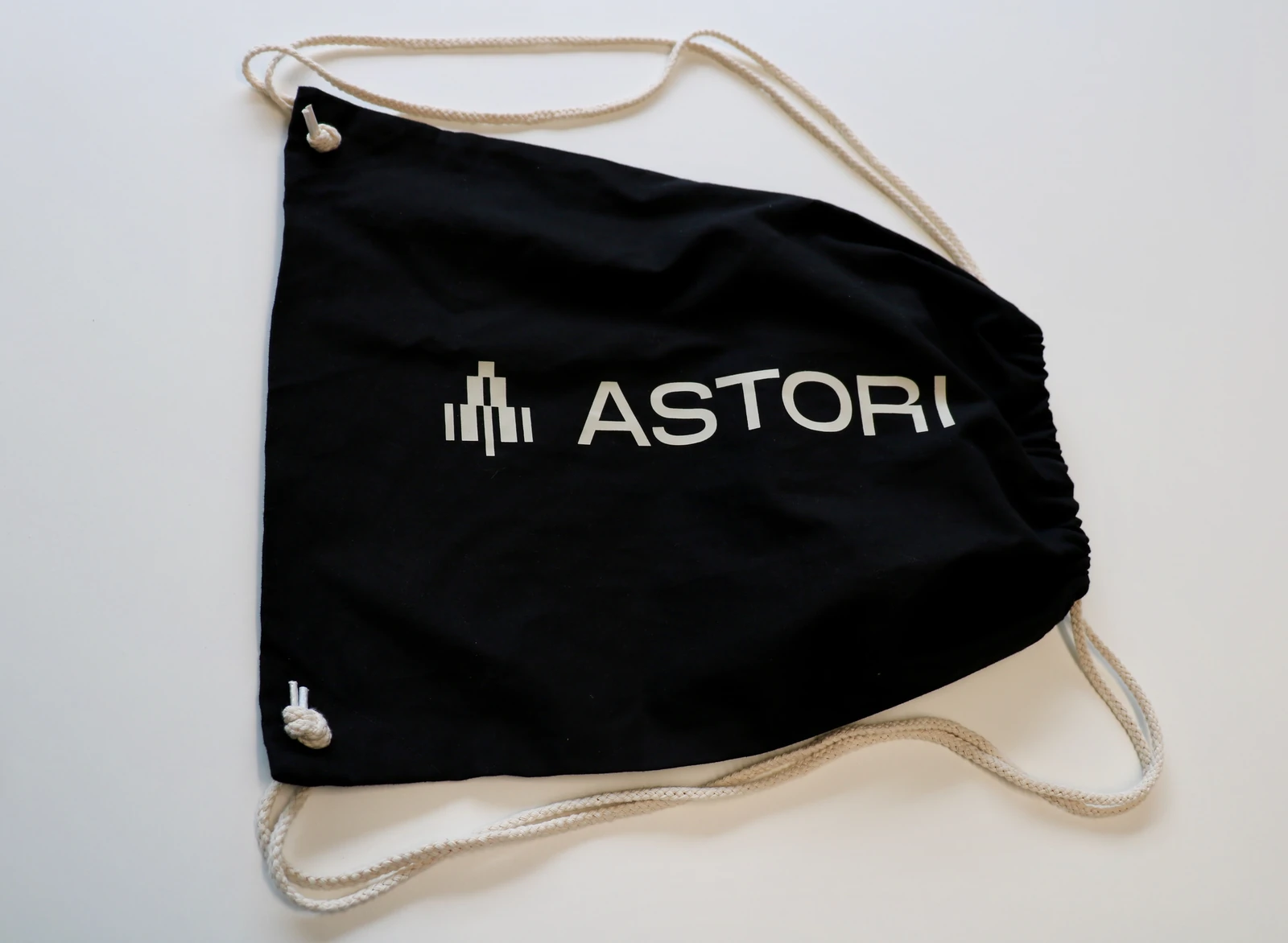 sac-a-cordon-noir-imprime-astori Sac à cordon imprimé avec le logo Astori