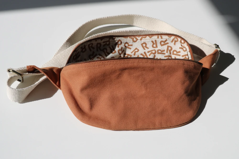 sac-banane-personnalise-raiffeisen Sac banane brun personnalisé Raiffeisen avec doublure imprimée motif R