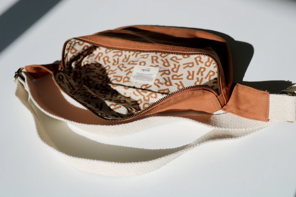 sac-banane-raiffeisen-doublure-imprimee Sac banane brun personnalisé Raiffeisen avec doublure imprimée motif R