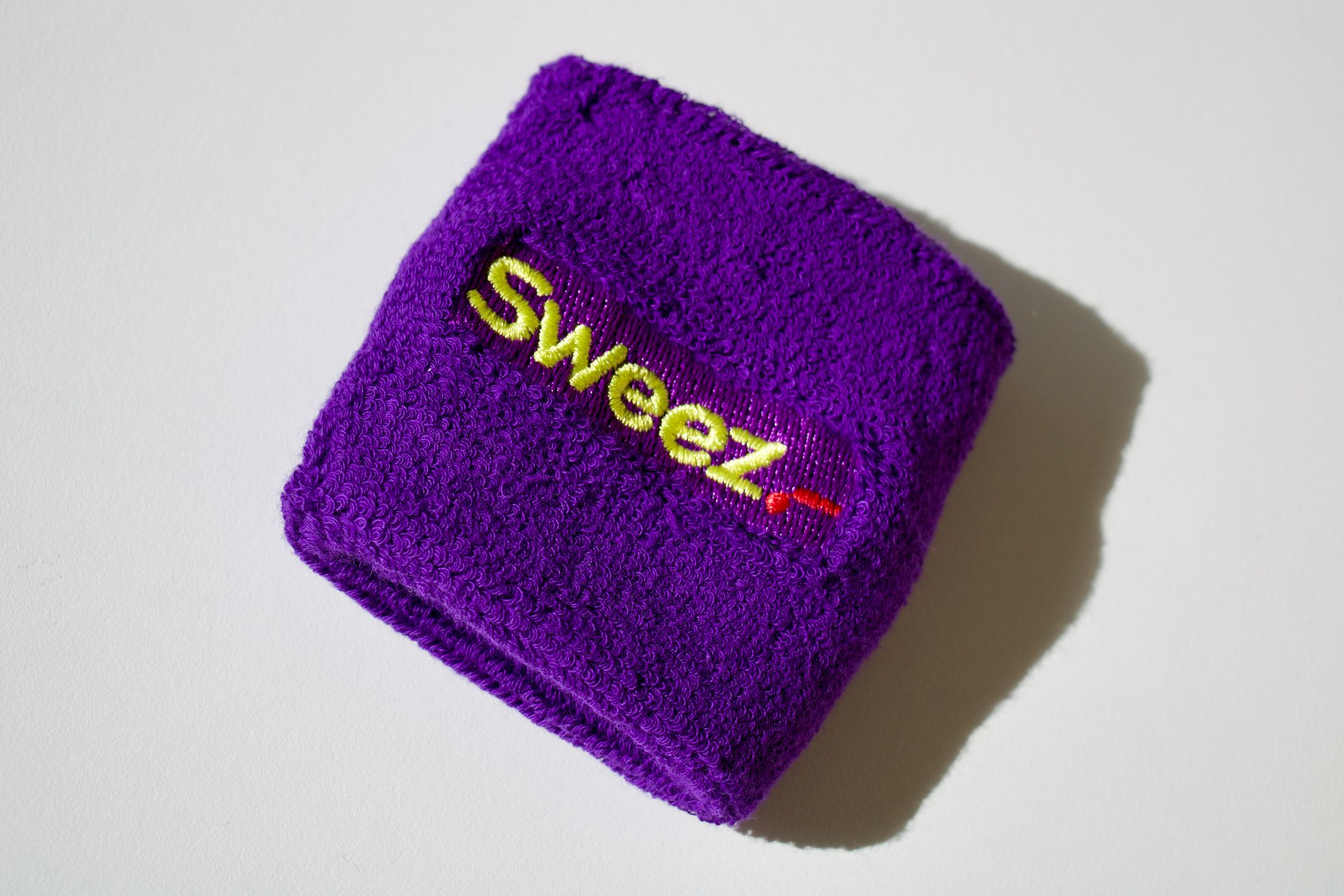 serre-poignet-brode-sweez Serre-poignet éponge violet brodé du logo Sweez