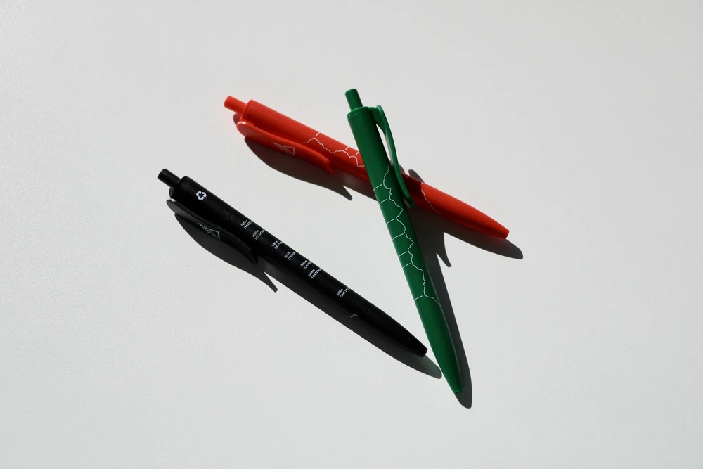 stylos-personnalises-couleurs-region-dents-du-midi Trois stylos personnalisés Région Dents du Midi, noir, rouge et vert fabriqué en Italie en matière 100% recyclée
