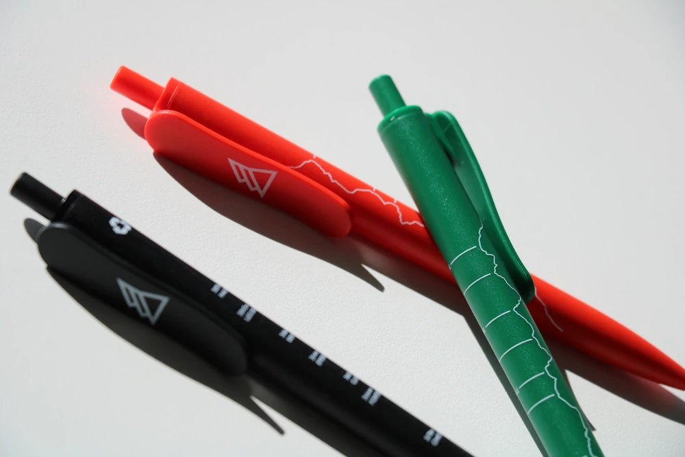 stylos-personnalises-region-dents-du-midi Trois stylos personnalisés Région Dents du Midi, noir, rouge et vert fabriqué en Italie en matière 100% recyclée