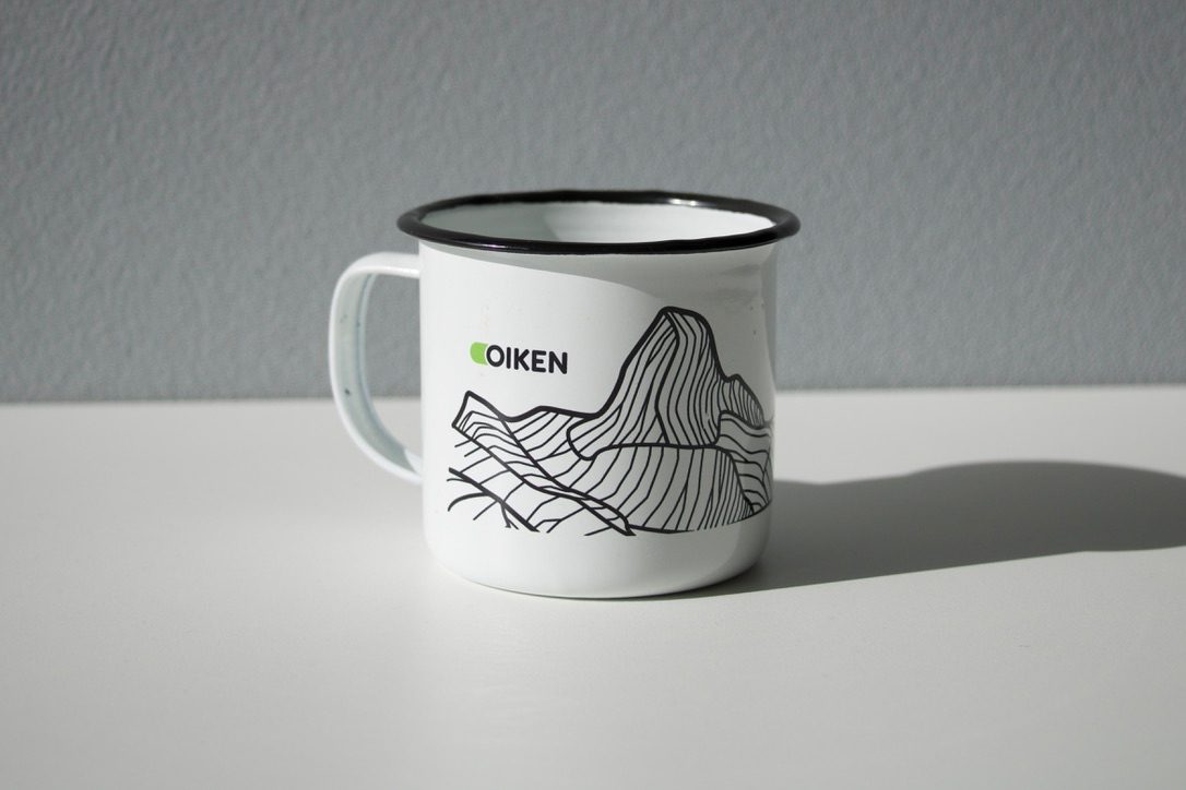 tasse-emaillee-oiken Tasse émaillée blanche illustrée de montagnes, personnalisée OIKEN
